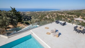 A rooftop pool with a clear view of the sea and surrounding landscape. - Villa Santa Irini 1 - With Heated Pool (Rethymno)