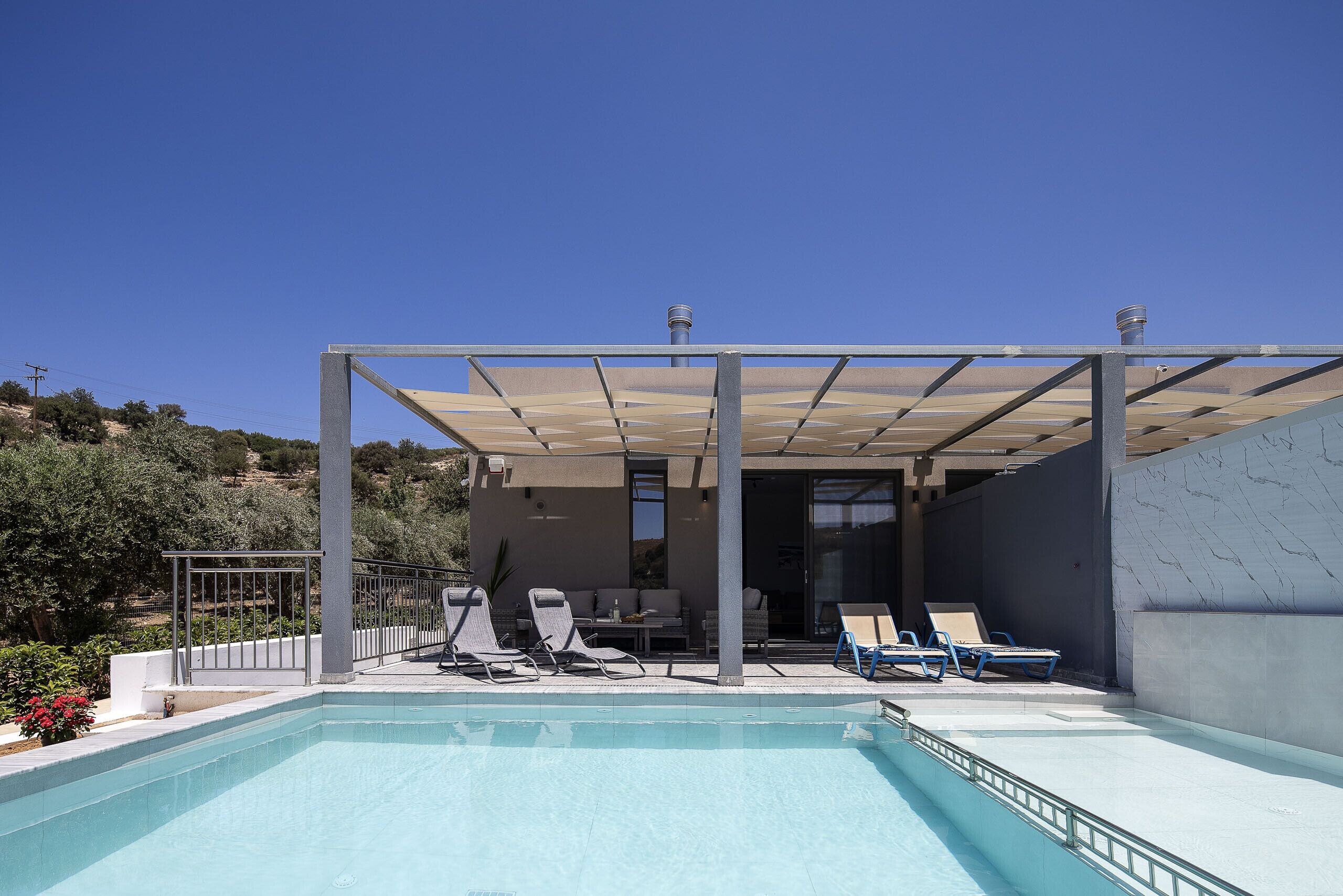 Area piscina con lettini e zona relax coperta.