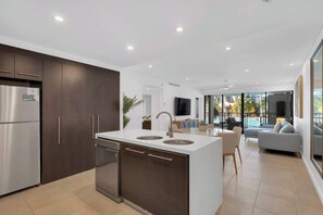 Una cucina moderna con isola centrale, elettrodomestici integrati e zona pranzo con vista.