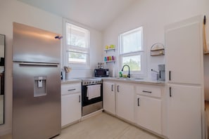 Refrigerador, microondas, horno, placa de cocina