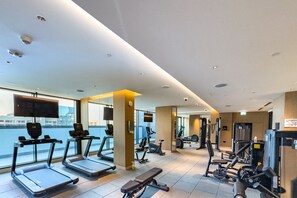 Fitness facility - Skyline Views 2BR, Steps from a Park, Minutes Drive to Meydan Golf Club (Dubai)