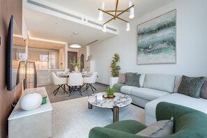 TV - Skyline Views 2BR, Steps from a Park, Minutes Drive to Meydan Golf Club (Dubai)