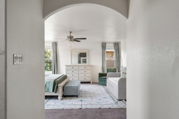 5 camere, una scrivania, ferro/asse da stiro, culla da viaggio