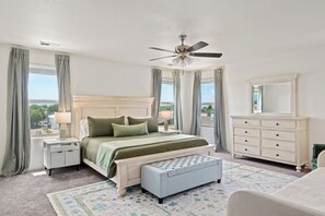 5 chambres, bureau, fer et planche à repasser, lit de bébé portatif