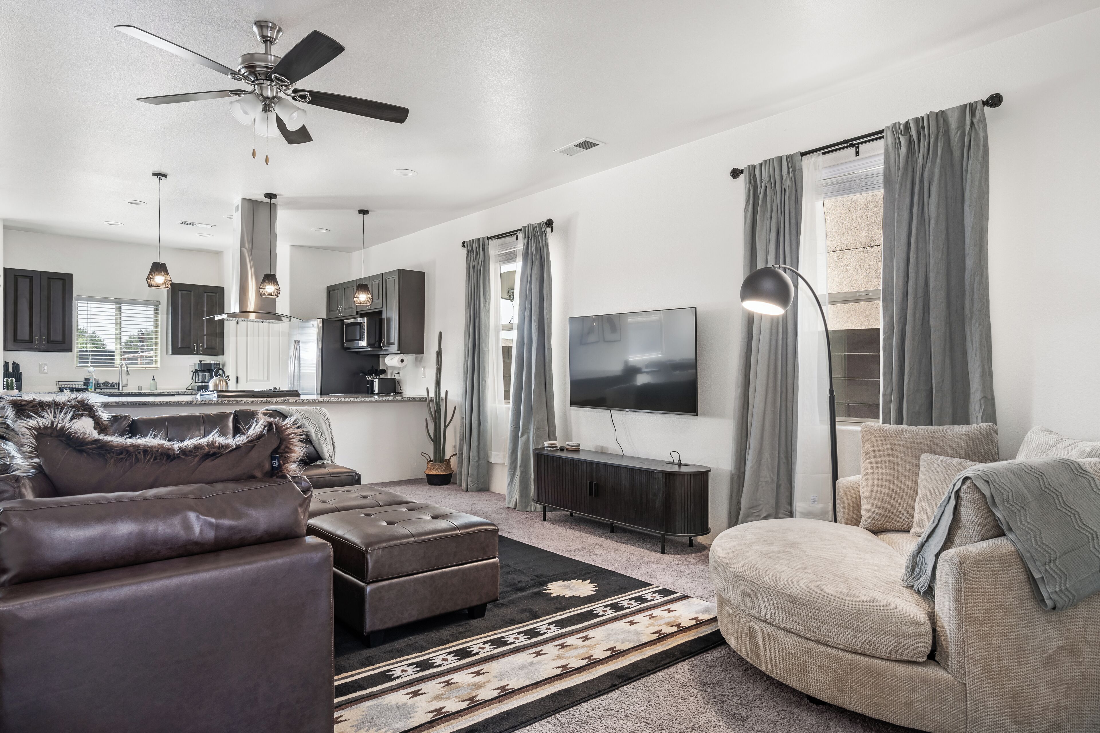 Televisor intel·ligent i taula de tennis de taula 