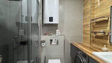 Secadora de cabello, toallas, jabón, papel de baño