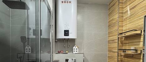 SĂšche-cheveux, serviettes fournies, savon, papier toilette