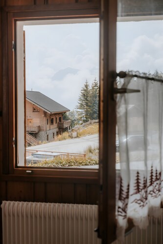 Chalet 'Jean Pierre Skilodge' avec vue sur la montagne, jardin commun et Wi-Fi