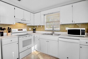 ثلاجة، ميكروويف، فرن، موقد طهي مسطح