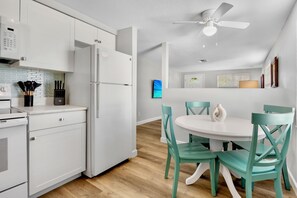 冷蔵庫、電子レンジ、オーブン、コンロ