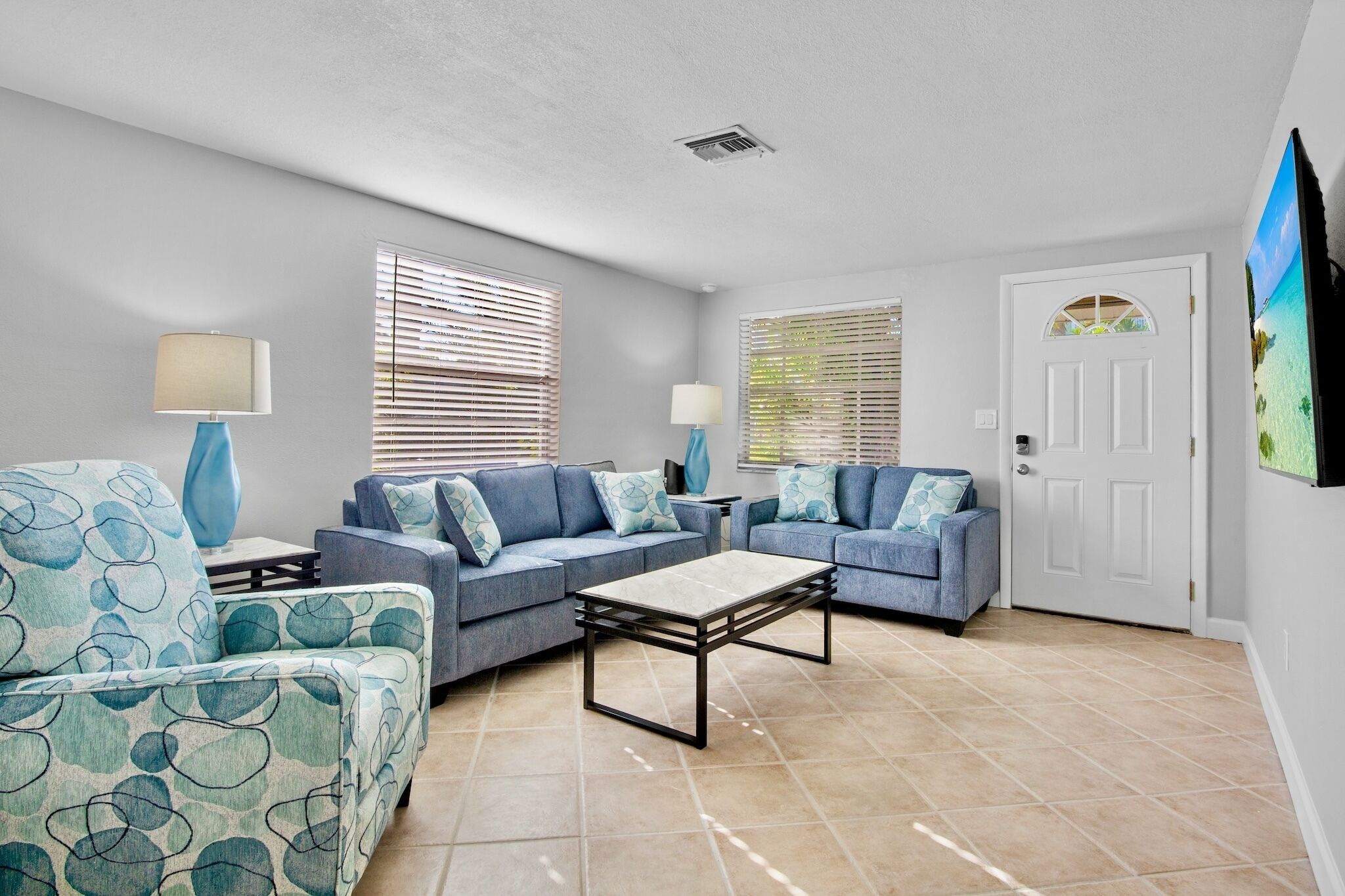 A living room with two sofas, a coffee table, and a lamp.