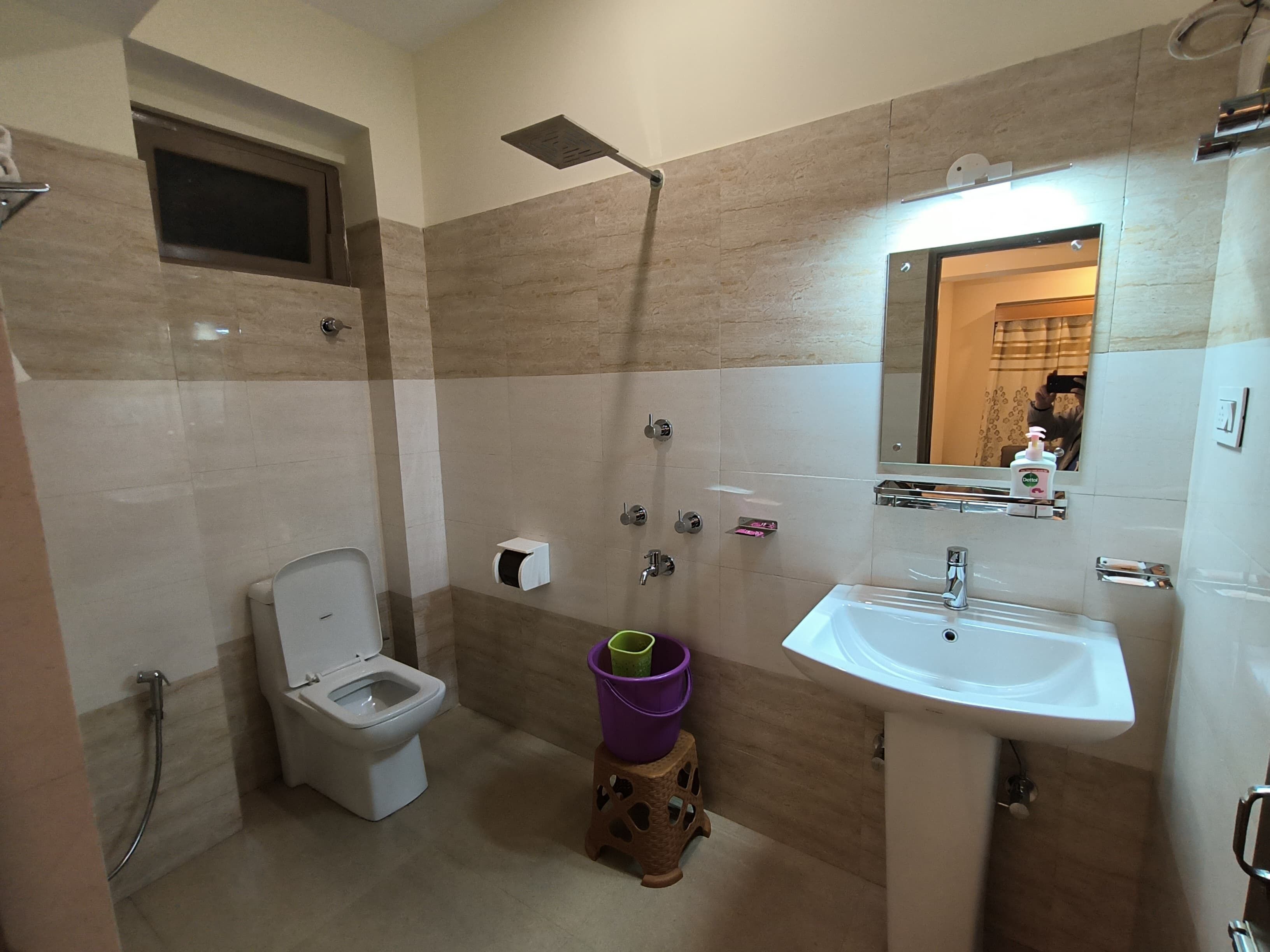 Un bagno moderno con vaso, bidet, doccia e lavandino.