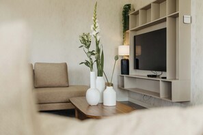 Villa, 4 Schlafzimmer, Hafenblick | Wohnbereich | Smart-TV