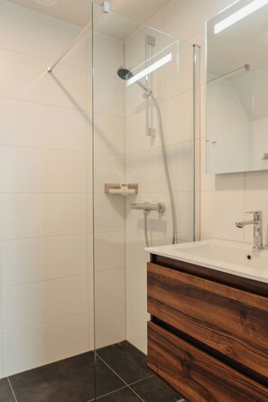 Separate tub and shower, towels, soap, toilet paper - Boutique Parc Pharshoeke (Heeg)