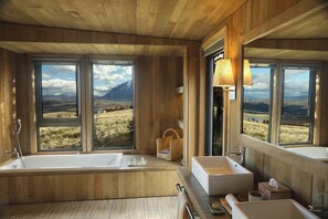 Villa | Bathroom | Shower, towels, soap, shampoo - Awasi Patagônia (Torres del Paine)