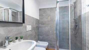 Appartamento 2 camere da letto | Bagno | Doccia, asciugacapelli, asciugamani, sapone
