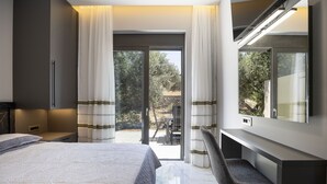 Una camera da letto con un letto, una scrivania e un'ampia finestra con tende.