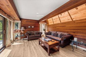 Televisión, chimenea y oficina 