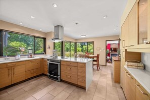 Dishwasher, cookware/dishes/utensils