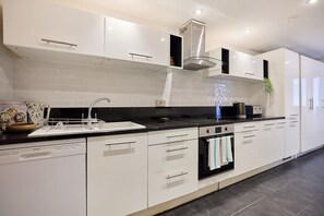 Fridge, oven, stovetop, dishwasher