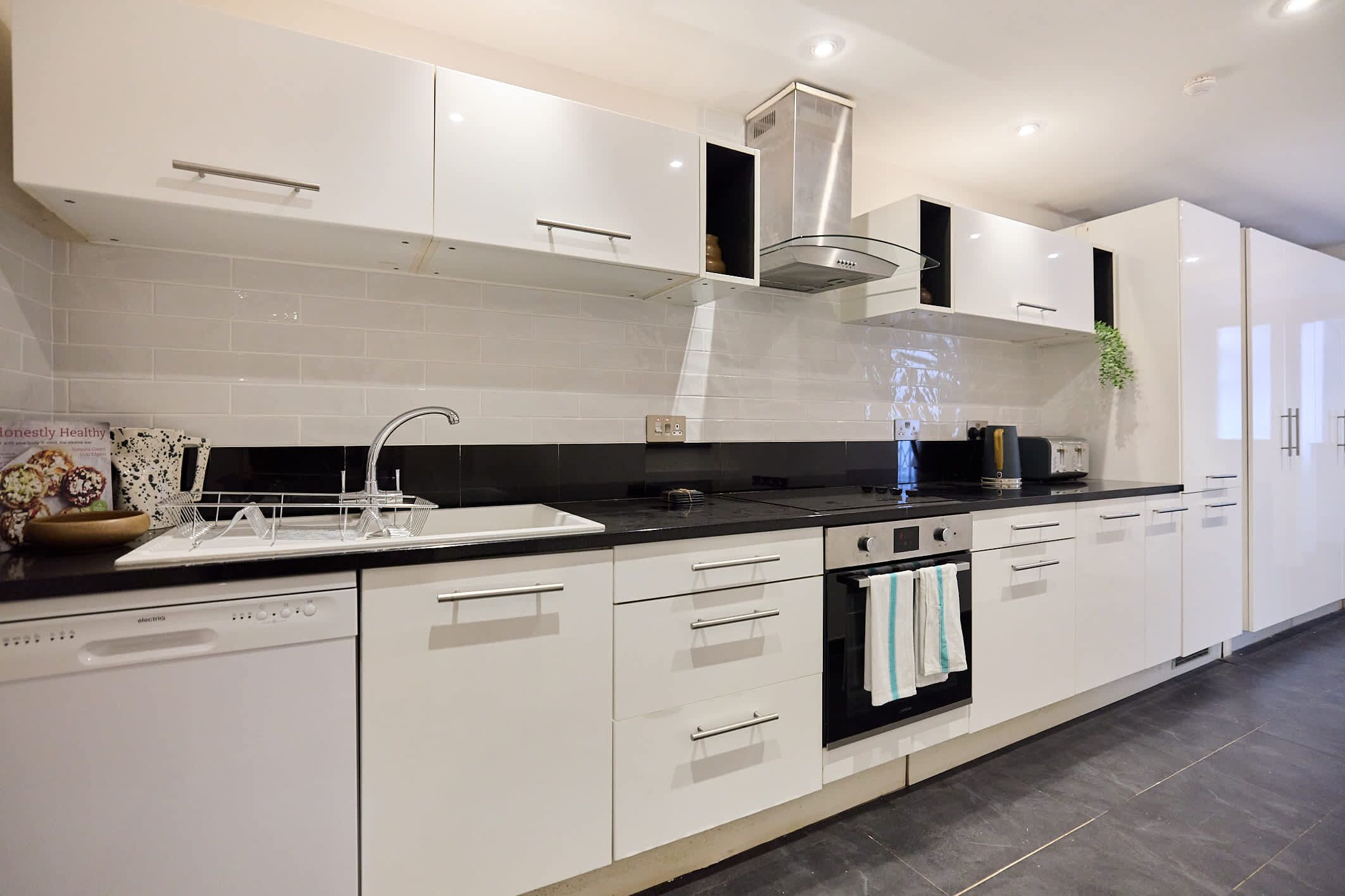 Frigorífico, horno, placa de cocina y lavavajillas