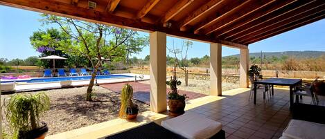 تناول الطعام بالخارج