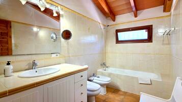 Een douche, een haardroger, handdoeken