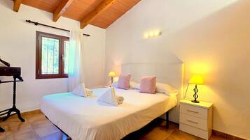 3 slaapkamers, een strijkplank/strijkijzer, gratis wifi, beddengoed