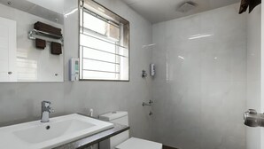 Ein modernes Badezimmer mit Waschbecken, Toilette und Dusche.