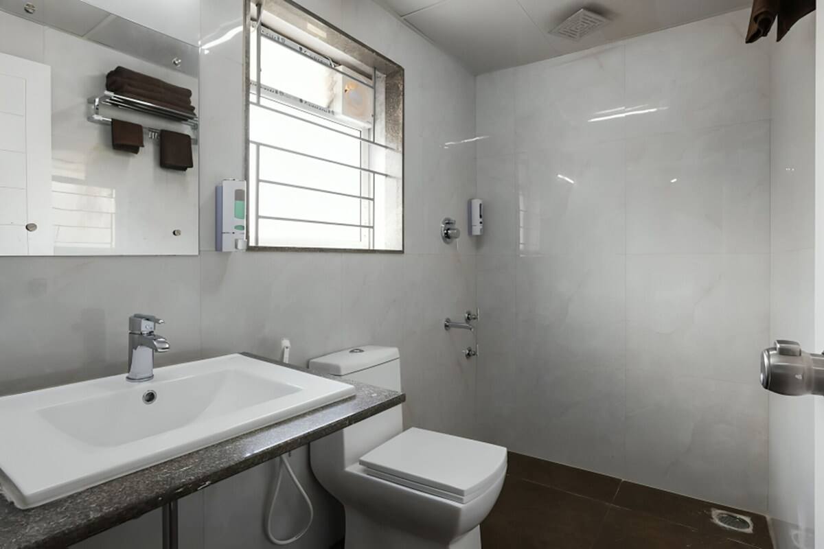 Une salle de bain moderne avec un lavabo, des toilettes et une douche.