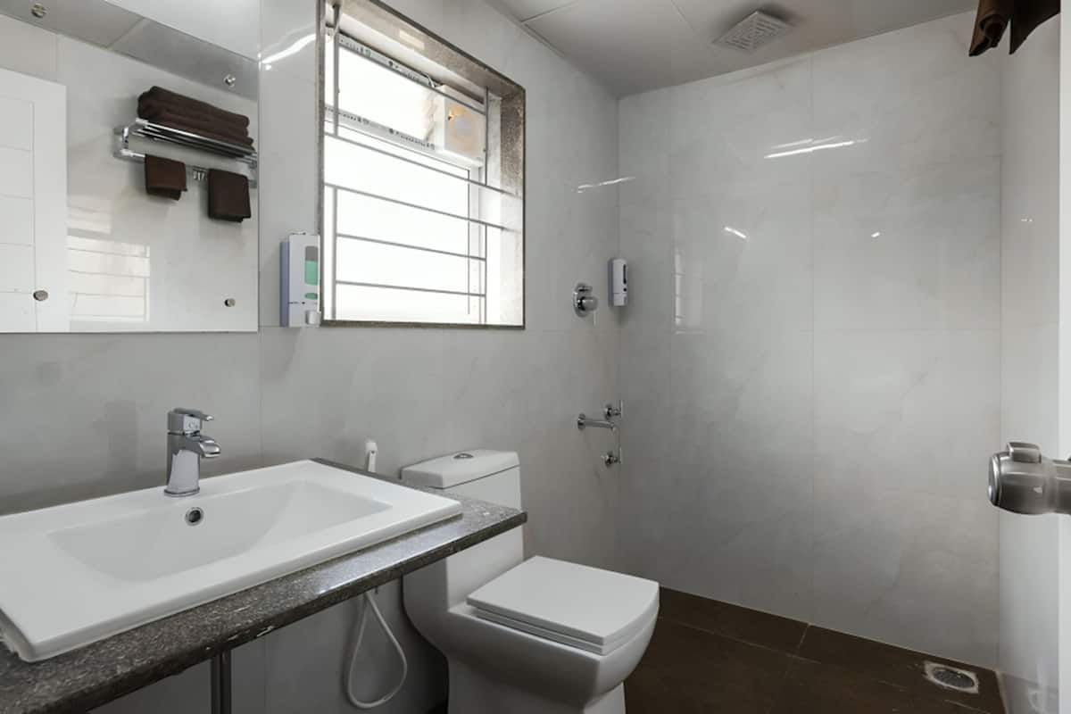 Ein modernes Badezimmer mit Waschbecken, Toilette und Dusche.