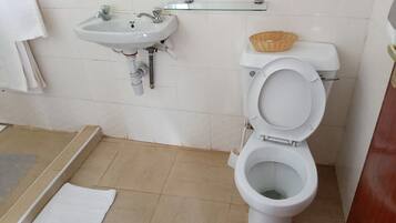 Douche, articles de toilette gratuits, chaussons, serviettes fournies