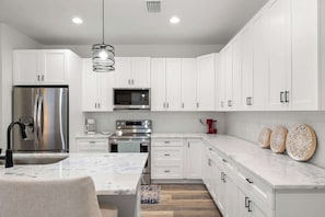 Fridge, microwave, oven, stovetop - Modern Duplex in Charming Old West - Walk to Downtown (Tampa)