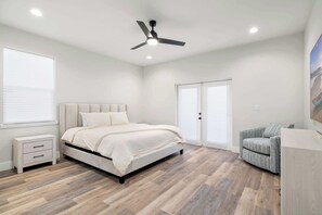 3 bedrooms, travel cot, WiFi, bed sheets - Modern Duplex in Charming Old West - Walk to Downtown (Tampa)