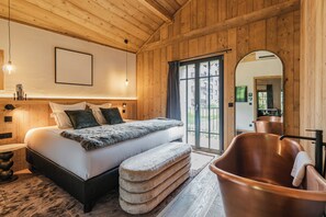 Superior Suite, Balcony | Soundproofing, free WiFi, bed sheets