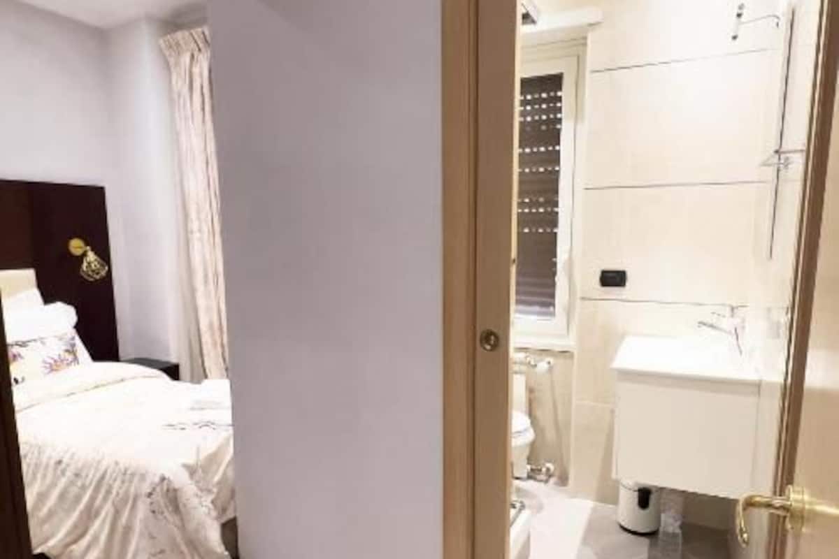 Single Room | In-room safe, blackout curtains, soundproofing, iron/ironing board