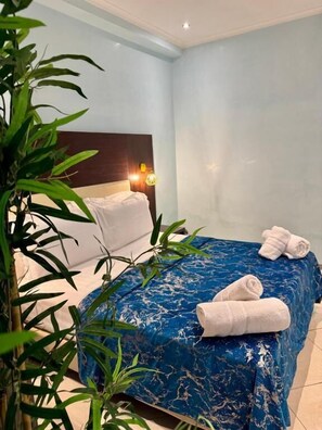 In-room safe, blackout drapes, soundproofing, iron/ironing board - Sofia Guest House (Rome)