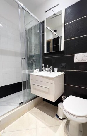 Doppel- oder Zweibettzimmer | Badezimmer | Dusche, Hausschuhe