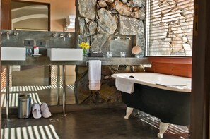 Separate tub and shower, hair dryer, slippers, towels - Awasi Mendoza (Ugarteche)