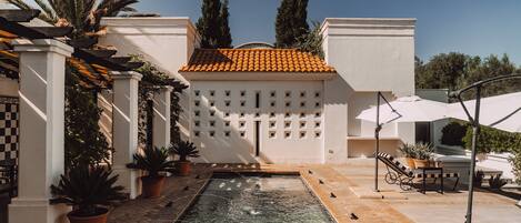 Outdoor pool, free pool cabanas