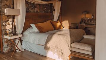 Minibar con artículos gratuitos y escritorio