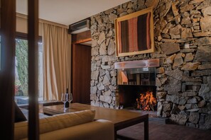 Vineyard Villa | Desk, iron/ironing board, free WiFi