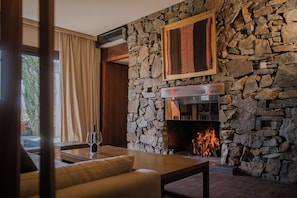 Vineyard Villa | Desk, iron/ironing board, free WiFi