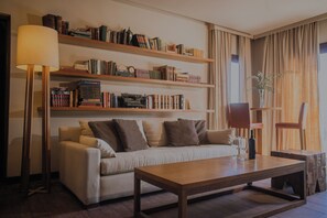 Vineyard Villa | Desk, iron/ironing board, free WiFi