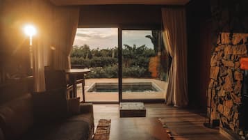 Minibar con artículos gratuitos y escritorio