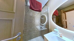 Dusche, Haartrockner, Handtücher