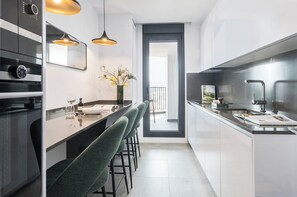 Microwave, oven, dishwasher, coffee/tea maker