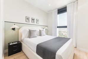 3 bedrooms, iron/ironing board, internet, bed sheets