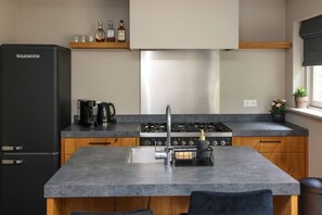 Fridge, oven, stovetop, dishwasher