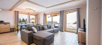 Chalet 'Germain Ski Lodge' with Balcony and Wi-Fi